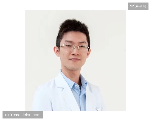 医疗团队采用科学手段介入，光照疗法与褪黑素方案应对时差挑战。